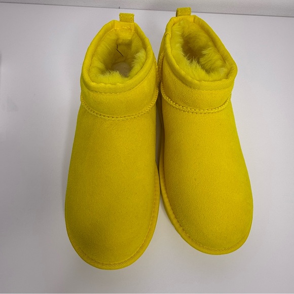 NEW UGG Kids Classic Ultra Mini Boots Yellow Size 5
Fits about a women 6/7 - Picture 3 of 8